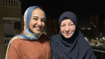 أول تعليق من فتاة ظهرت مع عبلة كامل في صورة أثارت الجدل (خاص)